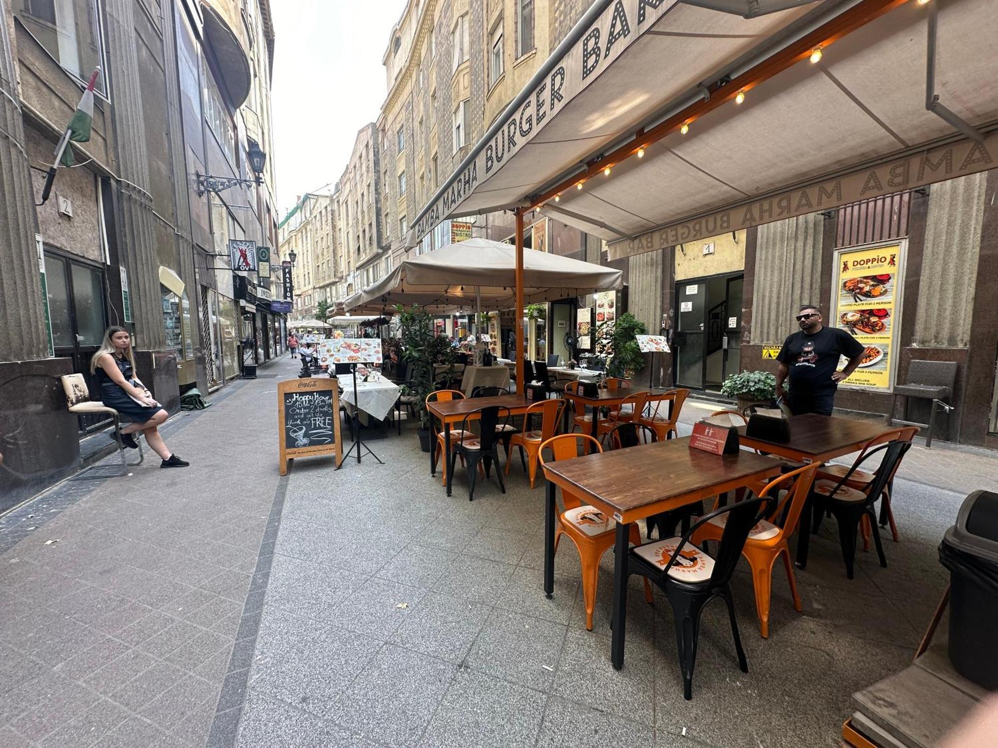 Bright Apartment In The Most Beautiful Street Of Budapest Vaci Street, Fashion Street Bagian luar foto
